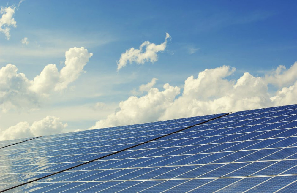 Waarom laad mijn solar powerbank niet goed op in de zon?